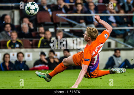 Barcelone, Catalogne, Espagne. 19 Oct, 2016. Le milieu de terrain de Manchester City KEVIN DE BRUYNE en action lors de la Ligue des Champions entre le FC Barcelone et Manchester City au Camp Nou à Barcelone Crédit : Matthias Rickenbach/ZUMA/Alamy Fil Live News Banque D'Images