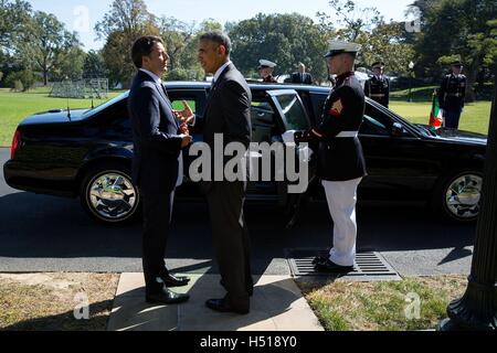 Washington DC, USA. 18 Oct, 2016. Le président des États-Unis, Barack Obama, dit au revoir à Premier Ministre Italien Matteo Renzi sur la pelouse Sud allée suite à leur conférence de presse à la Maison Blanche, le 18 octobre 2016 à Washington, DC. Credit : Planetpix/Alamy Live News Banque D'Images