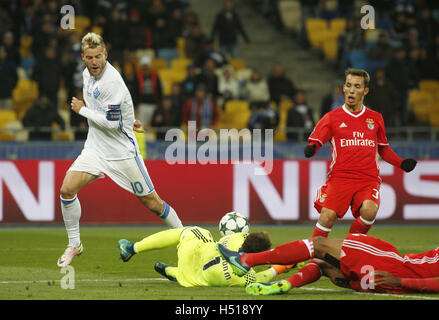 Kiev, Ukraine. 19 octobre, 2016. Ederson ( C) de Benfica en action pendant la phase de groupes de la Ligue des Champions match entre FC Dynamo Kiev et Benfica FC au Stade olympique à Kiev le 19 octobre 2016. Crédit : Michel Stepanov/ZUMA/Alamy Fil Live News Banque D'Images