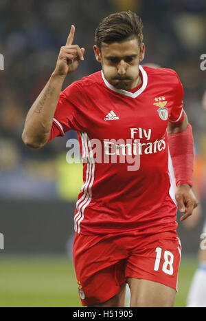 Kiev, Ukraine. 19 octobre, 2016. Benfica Eduardo Salvio célèbre après avoir marqué au cours de la phase de groupes de la Ligue des Champions match entre FC Dynamo Kiev et Benfica FC au Stade olympique à Kiev le 19 octobre 2016. 19 Oct, 2016. Crédit : Michel Stepanov/ZUMA/Alamy Fil Live News Banque D'Images