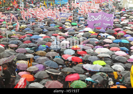 Buenos Aires, Argentine. 19 Oct, 2016. Des milliers de femmes contre la violence de genre mars à Buenos Aires, Argentine, 19 octobre 2016. Photo : Florencia Martin/dpa/Alamy Live News Banque D'Images