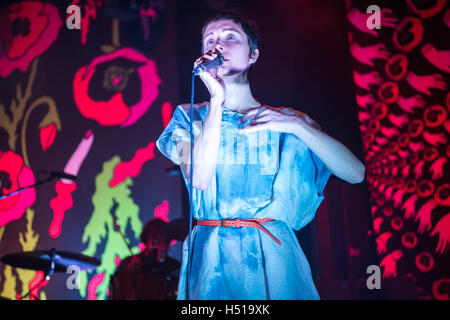 Londres, Royaume-Uni. 19 octobre, 2016. Channy Leaneagh de Polìtica effectue au Roundhouse le 19 octobre 2016 à Londres, en Angleterre. Crédit : Michael Jamison/Alamy Live News Banque D'Images