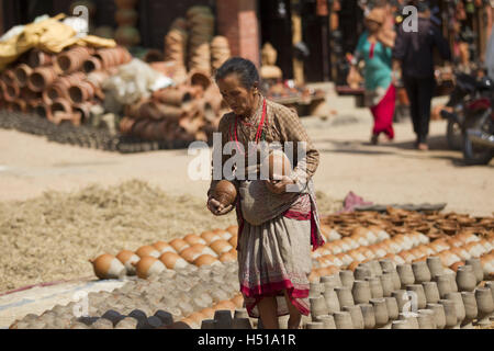 Bhaktapur, Népal. 19 Oct, 2016. Une Népalaise femme travaille dans la place pottery à Bhaktapur, Népal, le 19 octobre 2016. Bhaktapur est une ancienne ville de la communauté Newar et est bien connu pour ses travaux de poterie. © Pratap Thapa/Xinhua/Alamy Live News Banque D'Images