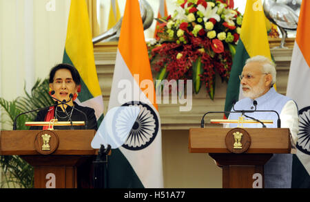 New Delhi, Inde. 19 Oct, 2016. Myanmar Conseiller d'Etat et le ministre des Affaires étrangères, Aung San Suu Kyi (L) prend la parole lors d'une conférence de presse conjointe avec le Premier Ministre indien Narendra Modi après leur réunion bilatérale à l'Hyderabad House à New Delhi, Inde, le 19 octobre 2016. © Partha Sarkar/Xinhua/Alamy Live News Banque D'Images