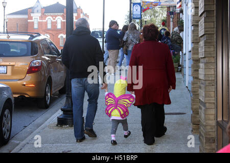 Petit enfant passe l'halloween sur Halloween avec les grands-parents Banque D'Images