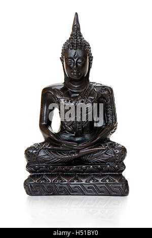 Statuette de Bouddha en bronze traditionnel isolé sur fond blanc. Banque D'Images