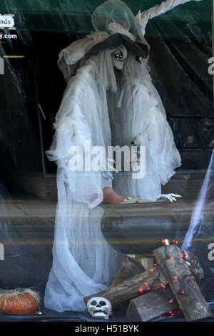 En tant que sorcière store front décoration Halloween Banque D'Images