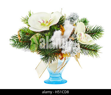 Arrangement de Noël Boules de Noël, des flocons de neige, des bougies et des branches de pins isolé sur fond blanc. Banque D'Images