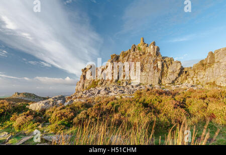 Rochers pittoresques en voyant le lever du soleil d'automne chaud Banque D'Images