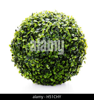 Sphere du vert gazon artificiel isolé sur fond blanc. Banque D'Images