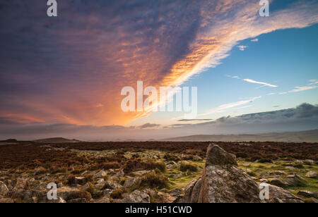 Scenic Dawn nuages sur la lande d'Automne dans le Shropshire UK Banque D'Images