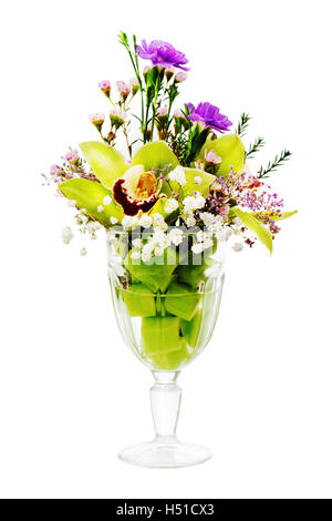Bouquet d'orchidées, de roses et d'arrangement d'oeillet pièce maîtresse en vase en verre isolé sur fond blanc Banque D'Images