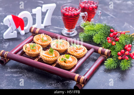 Canape avec du saumon rouge sur le plateau de bambou Banque D'Images