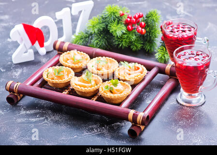 Canape avec du saumon rouge sur le plateau de bambou Banque D'Images