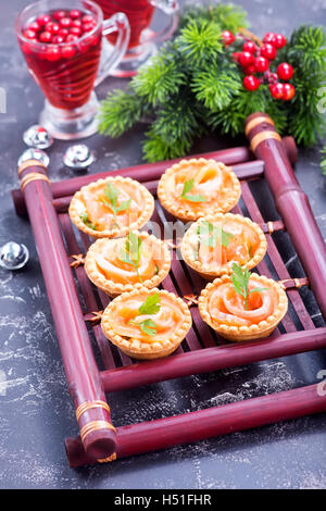 Canape avec du saumon rouge sur le plateau de bambou Banque D'Images