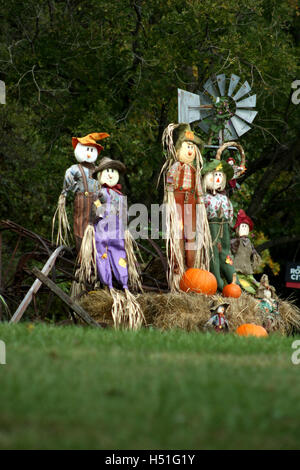 Décoration automne en plein air avec les épouvantails et les citrouilles Banque D'Images