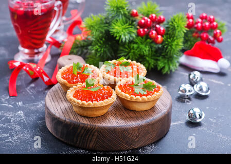 Canape avec red caviar de saumon sur la planche de bois Banque D'Images