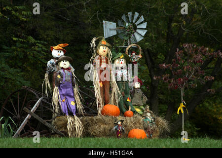 Décoration automne en plein air avec les épouvantails et les citrouilles Banque D'Images