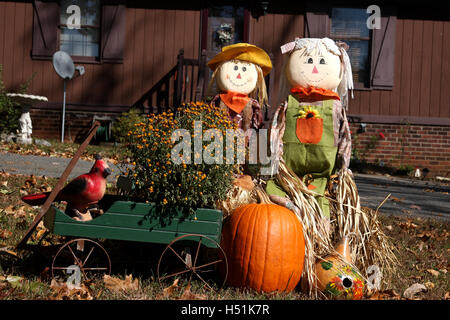 L'automne en plein air avec décoration de citrouilles et d'épouvantails Banque D'Images