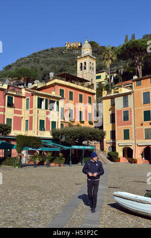 Cafe à l'Harbour,Piazzetta de Portofino, Gênes, Ligurie, Ligurie, Italie Banque D'Images