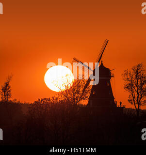 Silhouette d'un ancien moulin à vent au coucher du soleil. Skane / Scania, Suède, Scandinavie. Banque D'Images