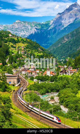 Express à l'ancien chemin de fer du Gothard. Le trafic sera détourné vers le Tunnel de Base du Gothard en décembre 2016. Banque D'Images