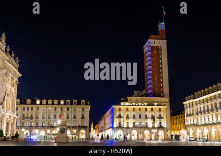 La Place Castello à Turin dans la nuit - Italie Banque D'Images