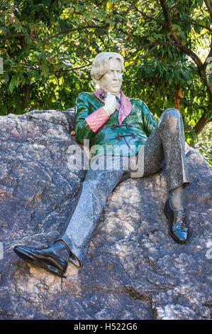 Statue d'Oscar Wilde dans Merrion Square Park Dublin Irlande Europe EU Banque D'Images