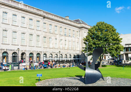 L'ancienne bibliothèque et les boursiers square Trinity College Dublin Irlande Europe EU Banque D'Images