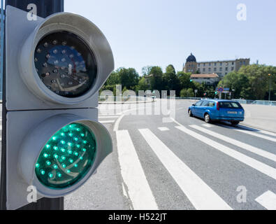 Un feu vert à Bilbao, Espagne sur un rond-point Banque D'Images