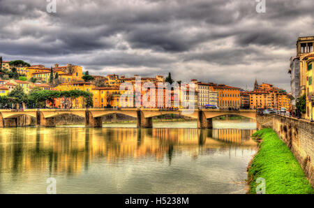 Ponte alle Grazie, un pont de Florence - Italie Banque D'Images