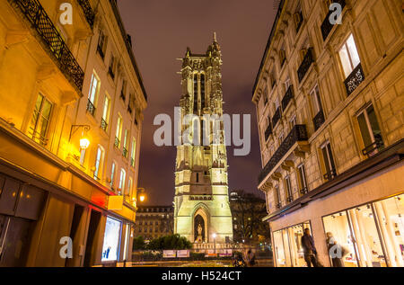 La tour Saint Jacques à Paris. Vue de nuit Banque D'Images