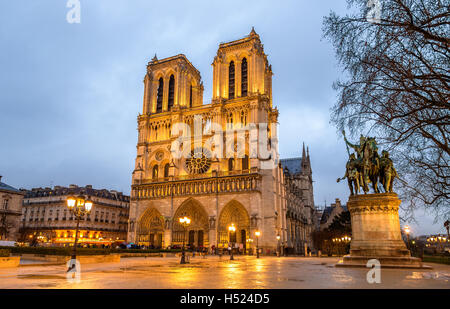 Soir vue de la Notre-Dame de Paris - France Banque D'Images