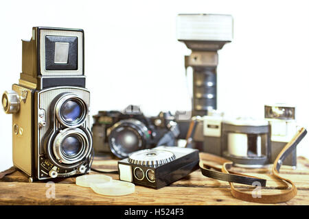 Vieux appareils photographiques analogiques sur le fond blanc Banque D'Images