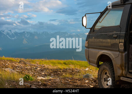 Concept de voiture tout terrain avec des montagnes. Volant de près. Banque D'Images