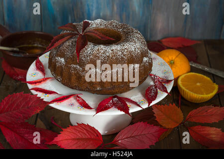 Autumn orange et gâteau aux graines de pavot Banque D'Images