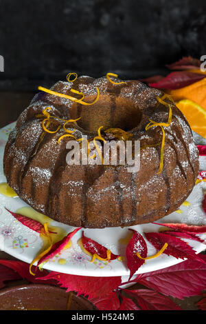 Autumn orange et gâteau aux graines de pavot Banque D'Images