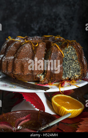 Autumn orange et gâteau aux graines de pavot Banque D'Images