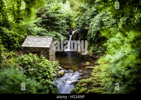 Rydal grotte et cascade dans le Lake District Banque D'Images