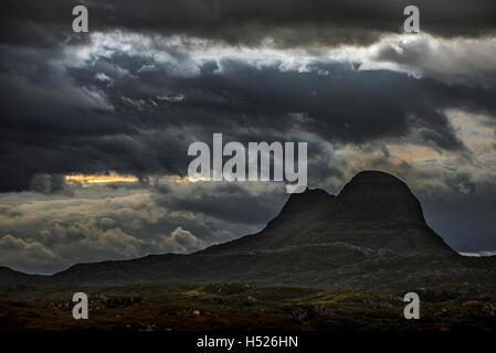 Menaces sur la montagne de nuit, Suilven Inverpolly National Nature Reserve, Sutherland, Highlands, Scotland Banque D'Images