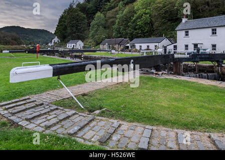 Verrouiller la porte au village Cairnbaan situé sur le Canal de Crinan, Argyll et Bute, dans l'ouest de l'Ecosse Banque D'Images