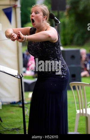 À l'orchestre féminin Last Night of the Proms, Alton Public Gardens, Alton, Hampshire, Royaume-Uni, 9 juillet 2016. Banque D'Images