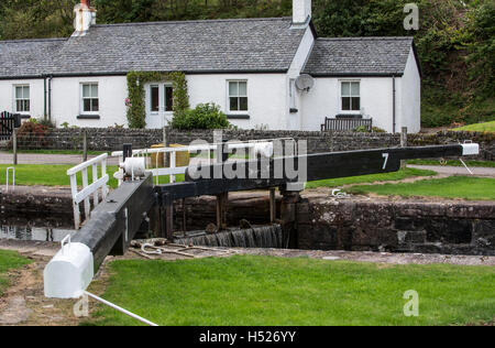 Verrouiller la porte au village Cairnbaan situé sur le Canal de Crinan, Argyll et Bute, dans l'ouest de l'Ecosse Banque D'Images