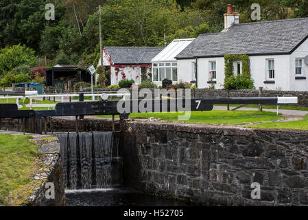 Verrouiller la porte au village Cairnbaan situé sur le Canal de Crinan, Argyll et Bute, dans l'ouest de l'Ecosse Banque D'Images