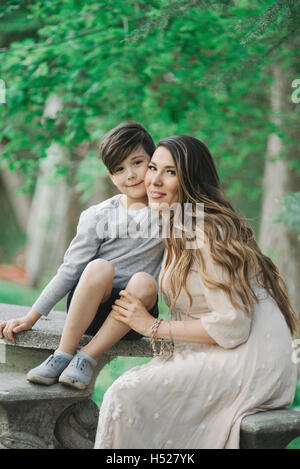 Portrait of a smiling mother dans un jardin. Banque D'Images