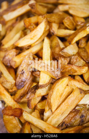 Close up de quartiers de pommes de terre frites. Banque D'Images