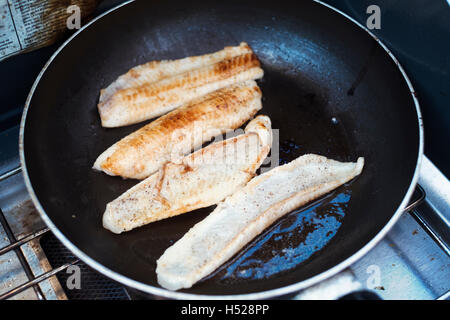 Close up des filets de poisson d'être frit dans une poêle. Banque D'Images