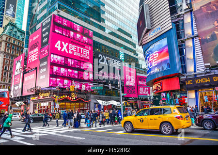 New York. La foule de Times Square et du trafic dans la soirée près de la station de métro, situé sur la 42e Rue et 8e Avenue. Banque D'Images