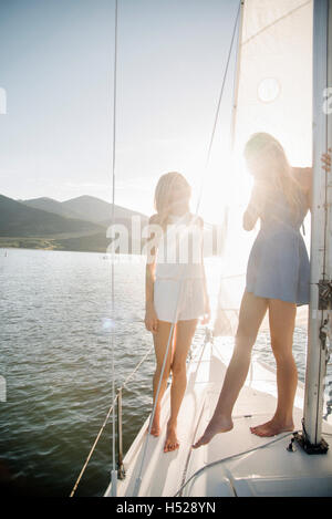 Portrait de deux sœurs blondes sur un voilier. Banque D'Images