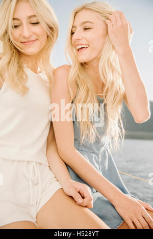 Portrait de deux sœurs blondes sur un voilier. Banque D'Images